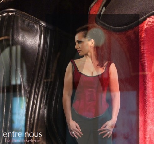 Venus rouge – Korsett aus rotem Kalbsfell und Leder Prêt-à-porter  Grösse 38