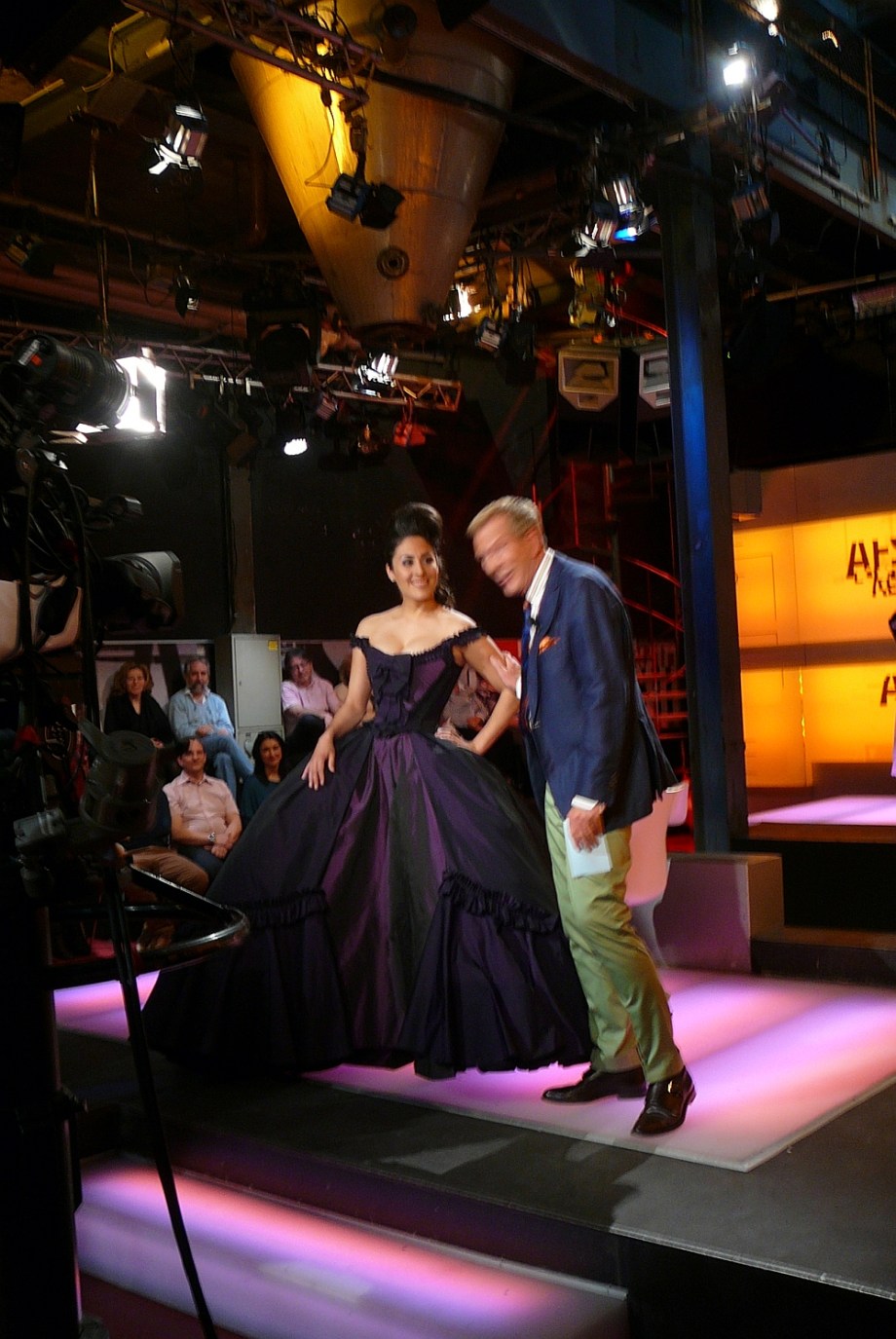 Model von entre nous in der Couture Rokoko Robe in der Sendung "Salonfächig" vom Kurt Aeschbacher