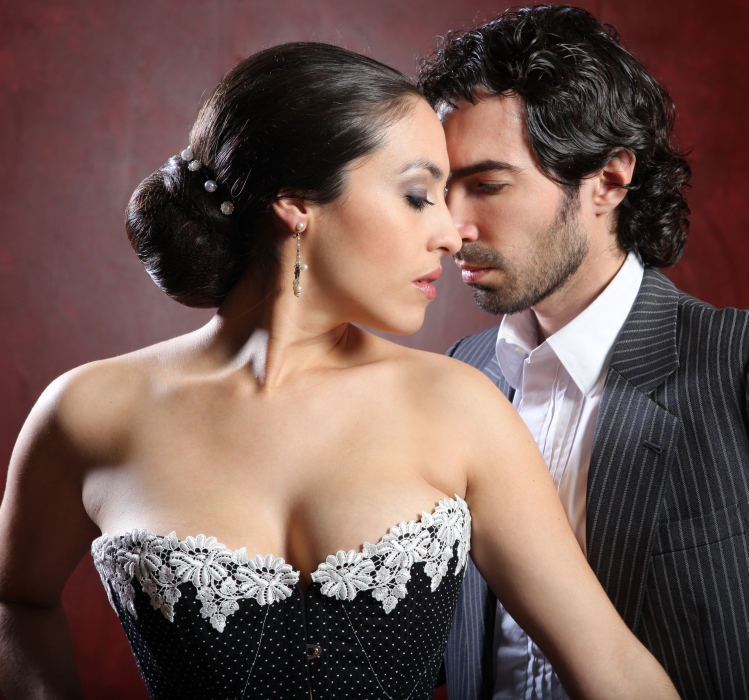 Tango Mode der Jahrhundertwende - Tangolehrer Silvio Grand und Model von entre nous, Cindy, in der Kreation von Beata Sievi , Bild: Giorgio von Arb