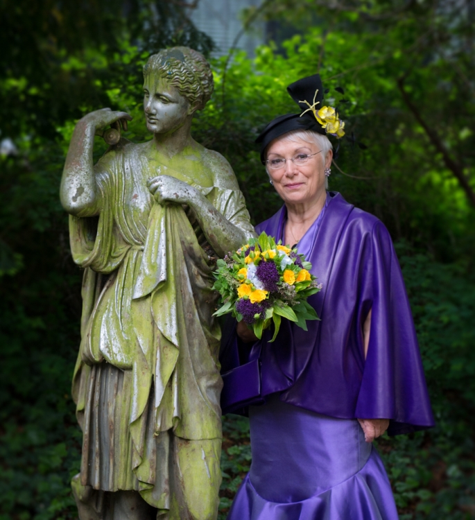 Hichzeitskreation von "entre nous": Jupe und Top im Stll der 30-er Jahre aus Seide von Fabric Frontline und ein Cape aus Lammnappa.