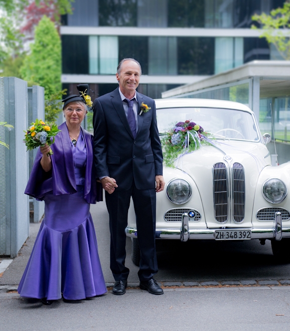 Hichzeitskreation von "entre nous": Jupe und Top im Stll der 30-er Jahre aus Seide von Fabric Frontline und ein Cape aus Lammnappa.