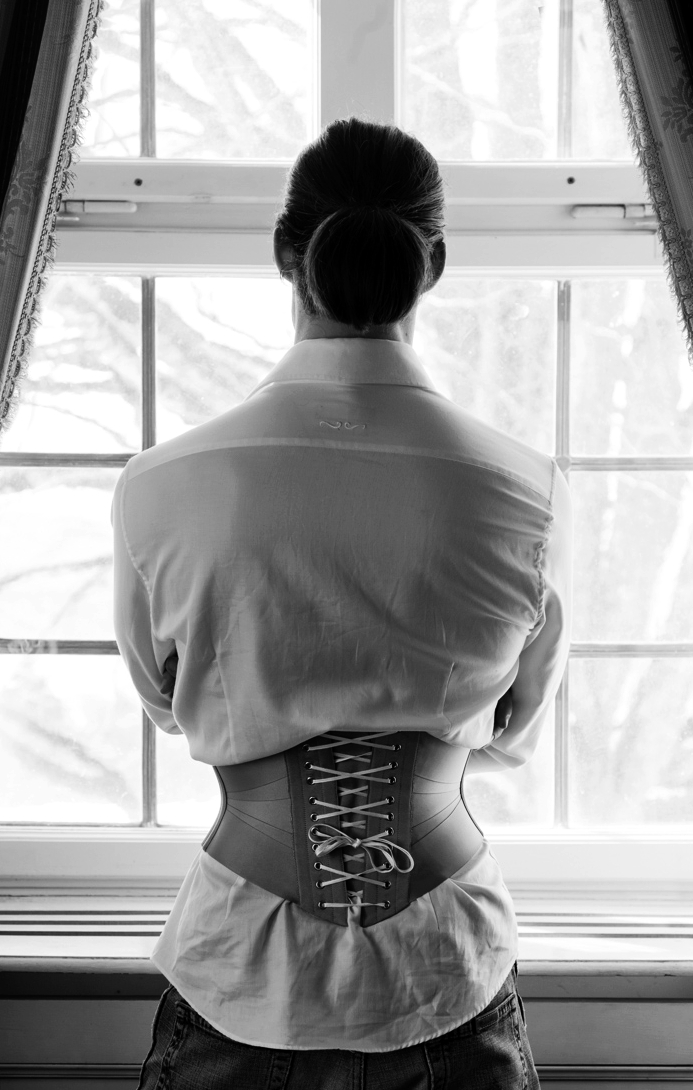 Schauspieler Niko Ruch im Korsett von Beata Sievi, Fotografie: Ewald Vorberg