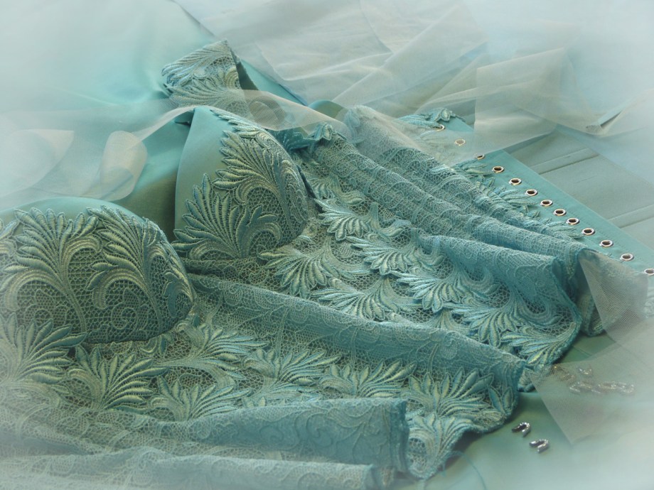 Spitzenbustier aus St.galler Spitze, Massatelier für Korsetts und extravagante Abendmode "entre nous" Winterthur