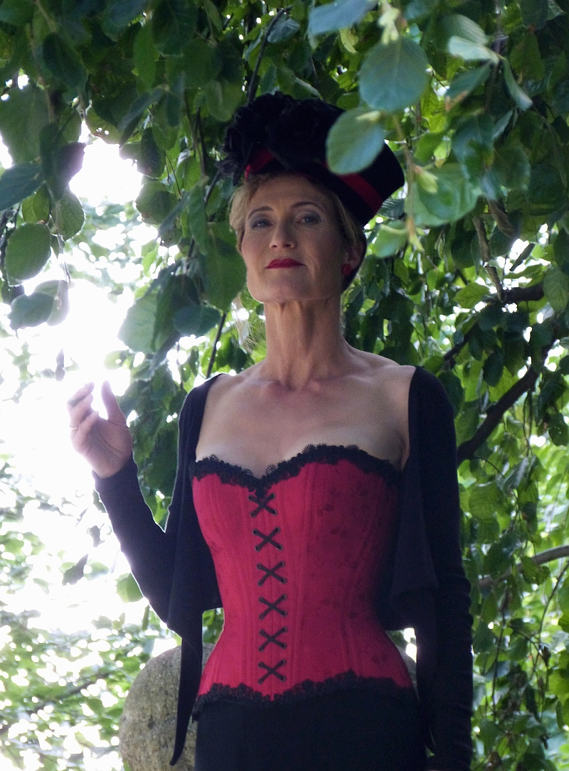 Kundin des Ateliers « entre nous » in ihrem neuen Masskorsett,   Bild und Styling: Beata Sievi, Inhaberin des Korsettateliers «entre nous» 