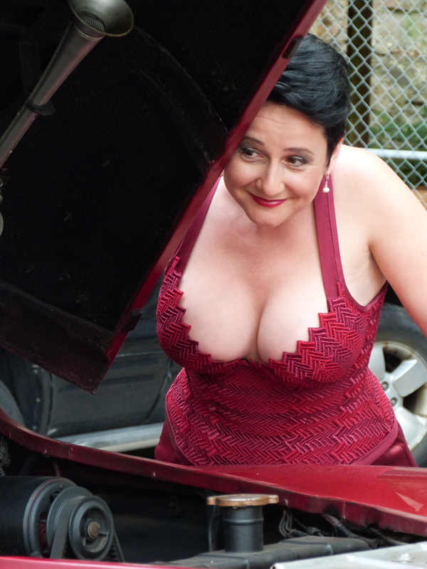 Micha im Spitzenkorsett von "entre nous", Feinmassanfertigung aus St.Galler Spitze