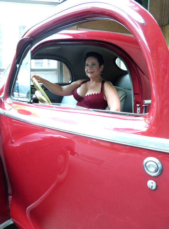 Micha im Spitzenkorsett von "entre nous", Feinmassanfertigung aus St.Galler Spitze