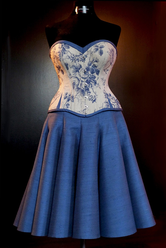 Korsett und ein passender Jupe - Massanfertigung im Atelier von Beata Sievi