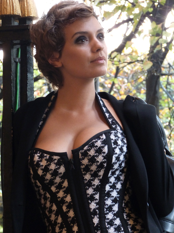 Sarah Ulysse im pepita-Korsett made by « entre nous », Bild und Make-up Beata Sievi