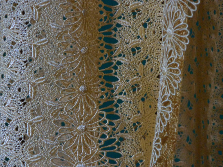 Die Spitze "Daisy" ist auch in gelber zu haben - wir haben noch 4m davon, was genau für ein einziges Spitzenkorsett dieser Art genügen wird. Preis für massanfertigung auf Anfrage.