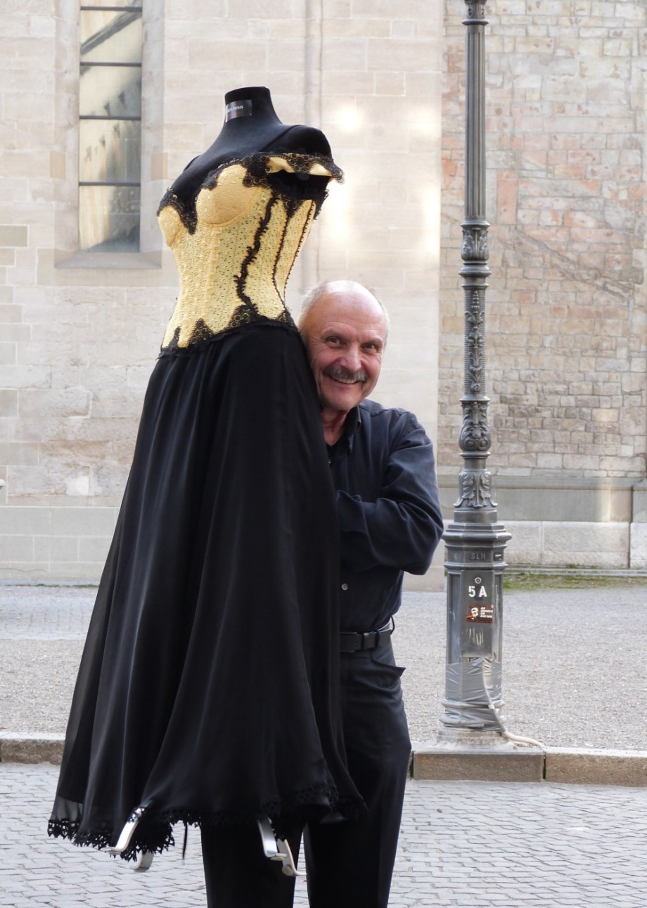 Rolf Schneider mit der entre nous Büste