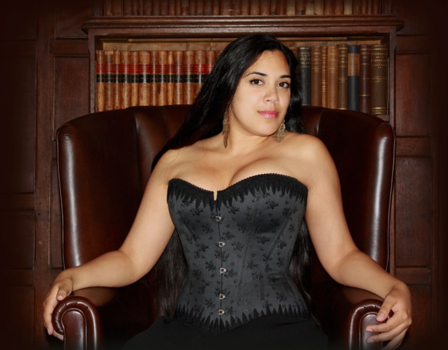 Lucy from Lucy's Corsetry - begeisterte Korsetträgerin und Expertin from Canada