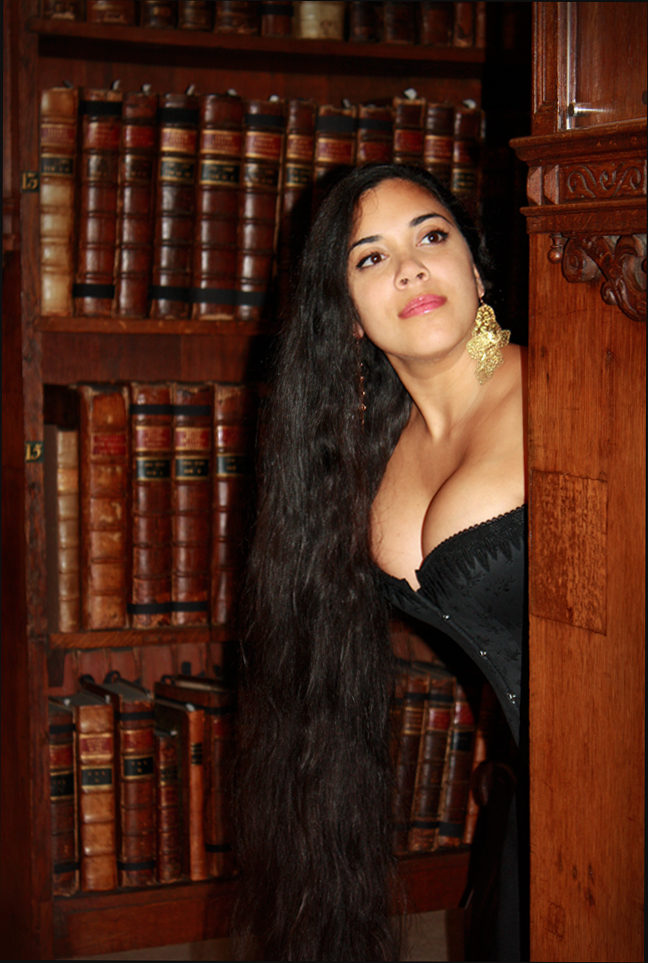 Lucy wearing corset made by Beata Sievi , Atelier "entre nous" Switzerland