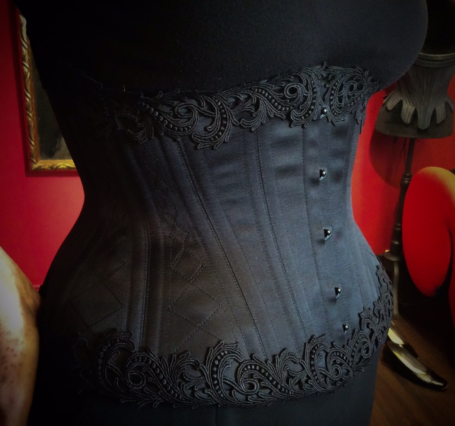 Anprobe eines Korsetts im Atelier "entre nous" in Winterthur