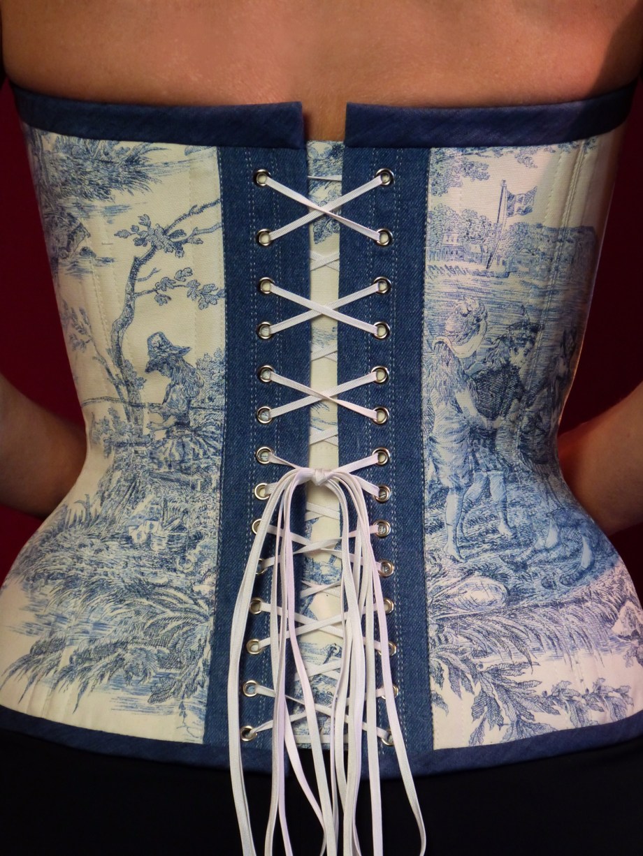 Besonders reizende und spielerische Form vom Dekollete im Masskorset von beata Sievi Corset Artist aus Winterthur