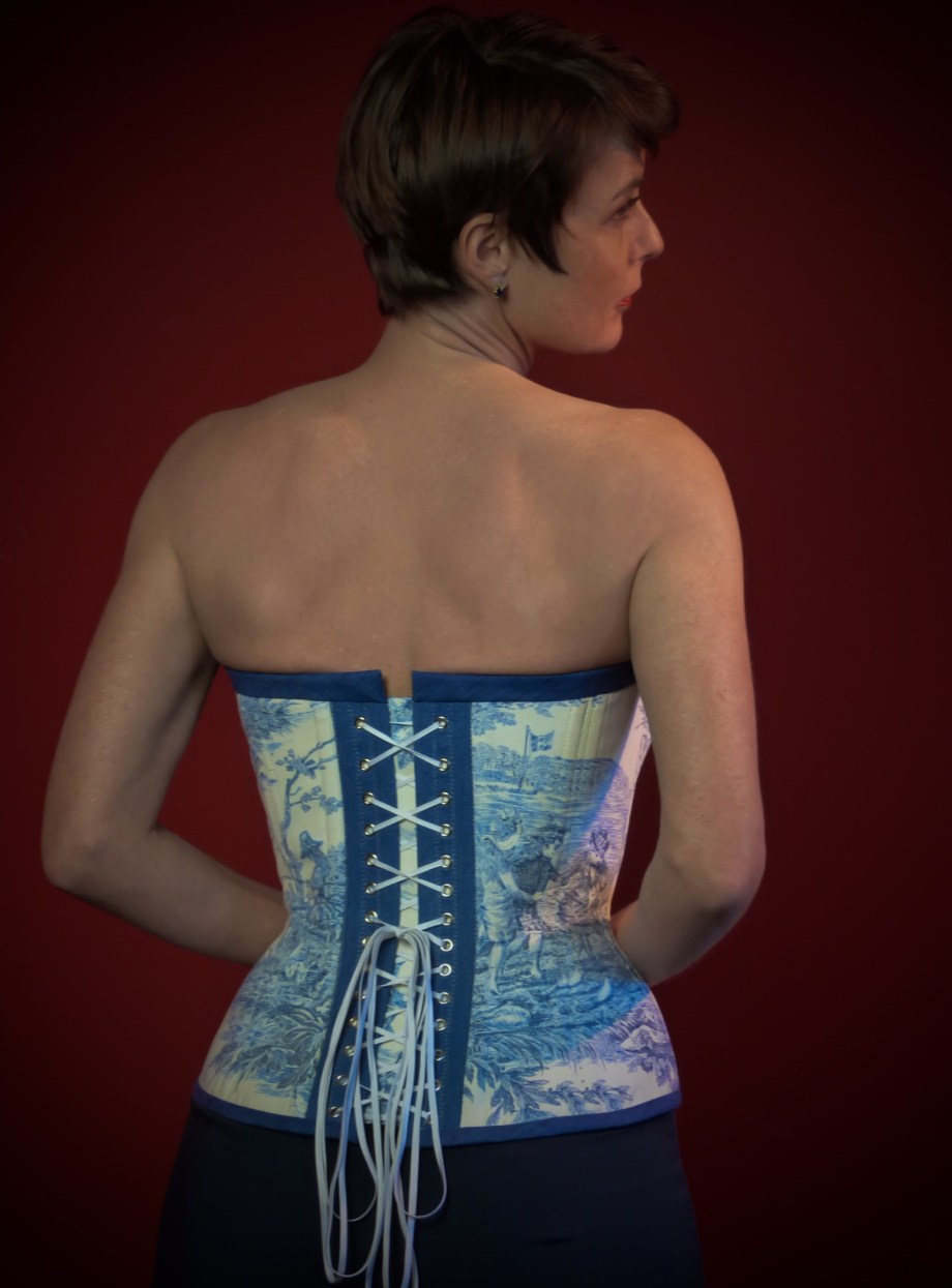 Besonders reizende und spielerische Form vom Dekollete im Masskorset von Beata Sievi Corset Artist aus Winterthur