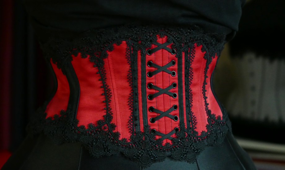 rot-schwarz-taillengurt-beata-sievi