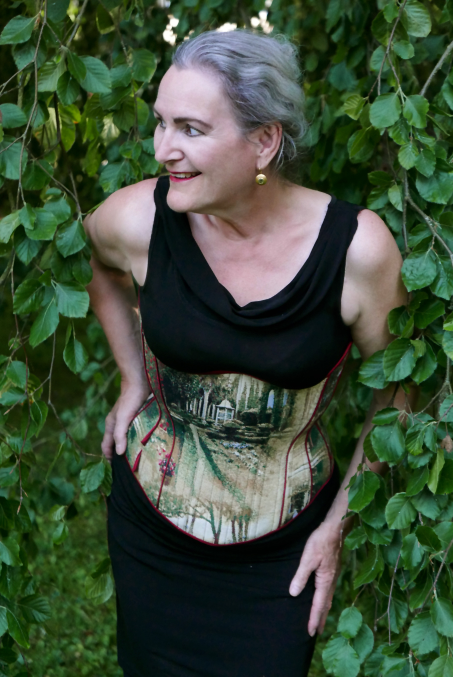 "Tränen des Eros" - Kundin posiert für Fotoaufnahmen in einem romantischen Garten in Winterthur, Bild: Beata Sievi