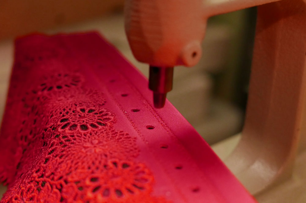 Korsett aus St.Galler-Spitze - Massanfertigung bei Beata Sievi Korsett Artist