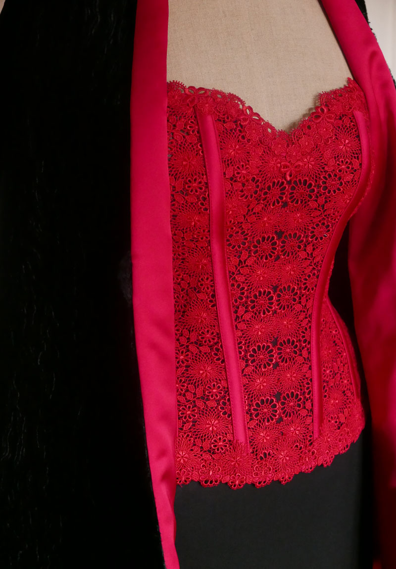 Korsett aus St.Galler-Spitze - Massanfertigung bei Beata Sievi Korsett Artist