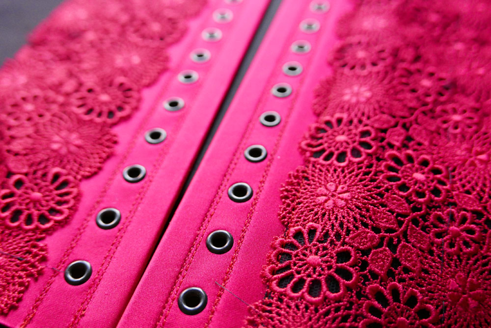 Korsett aus St.Galler-Spitze - Massanfertigung bei Beata Sievi Korsett Artist