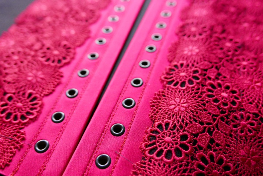 Korsett aus St.Galler-Spitze - Massanfertigung bei Beata Sievi Korsett Artist