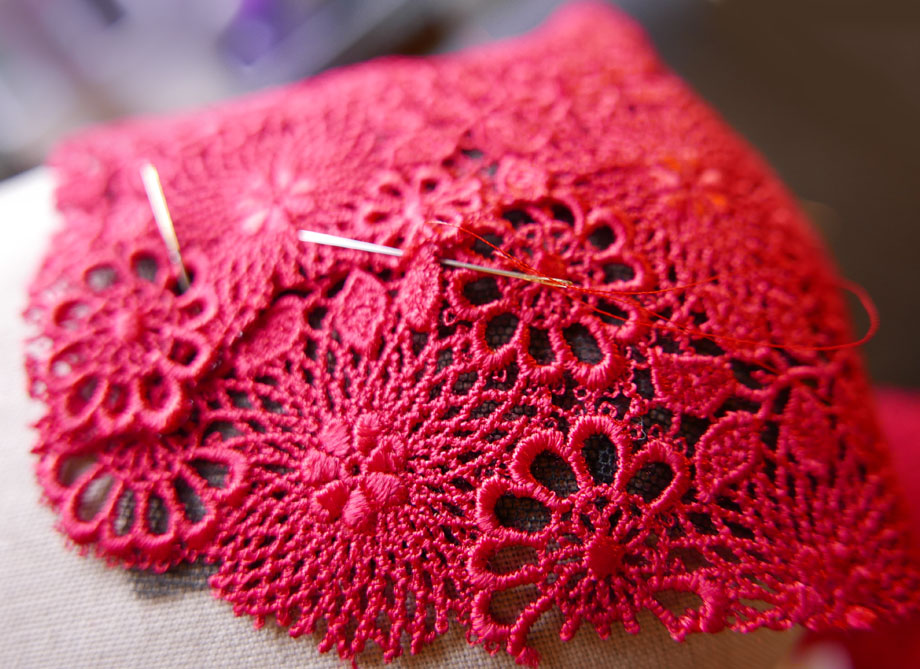 Korsett aus St.Galler-Spitze - Massanfertigung bei Beata Sievi Korsett Artist