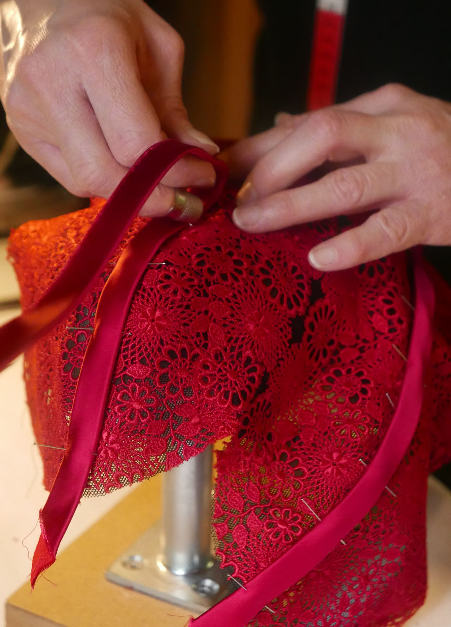 Korsett aus St.Galler-Spitze - Massanfertigung bei Beata Sievi Korsett Artist