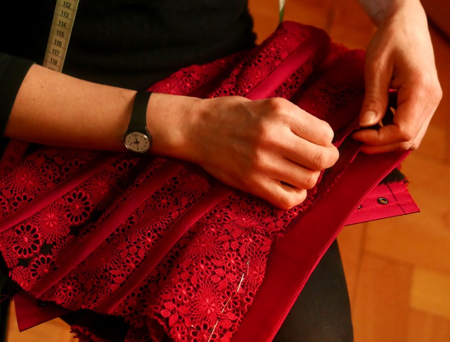 Korsett aus St.Galler-Spitze - Massanfertigung bei Beata Sievi Korsett Artist