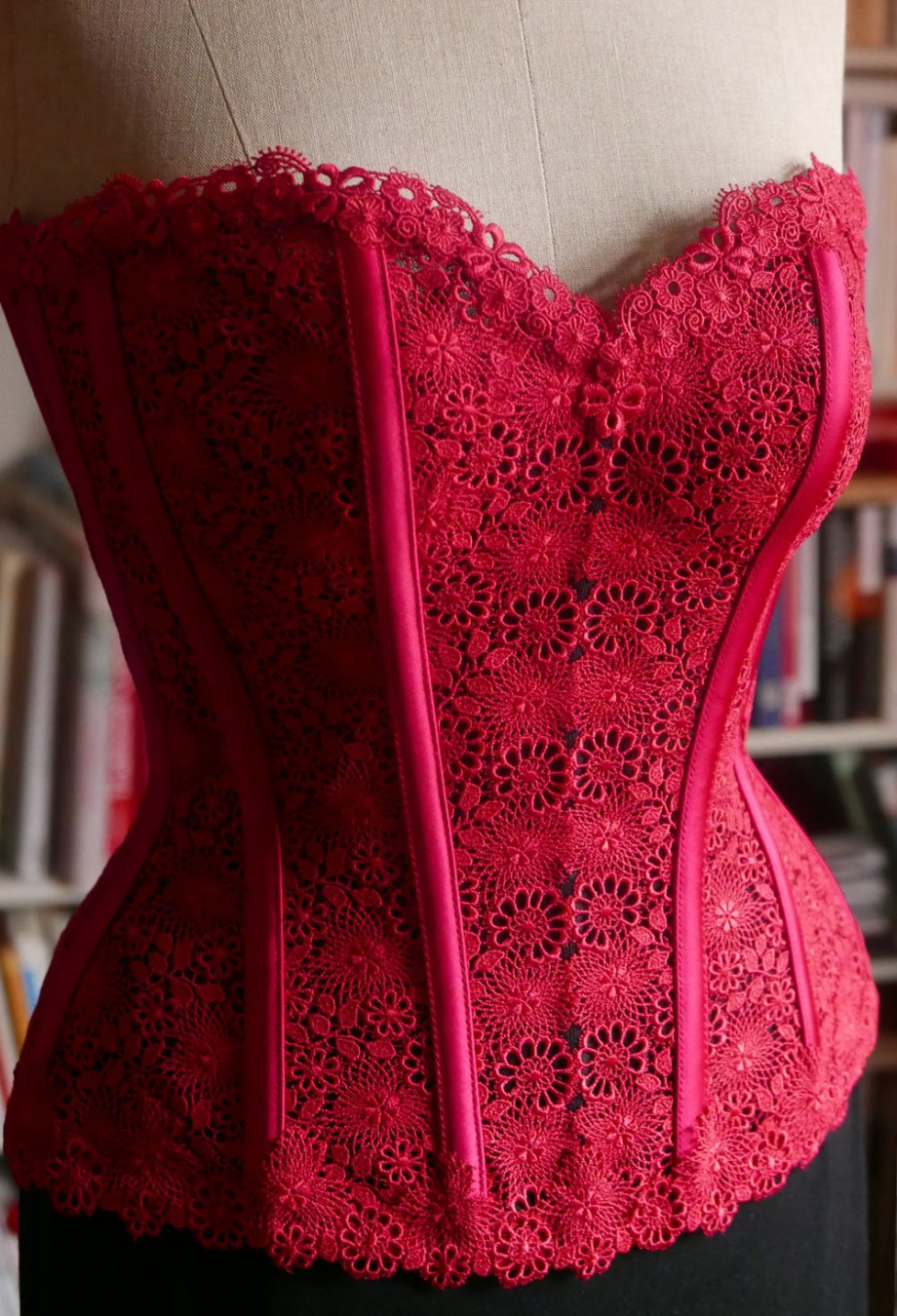Korsett aus St.Galler-Spitze - Massanfertigung bei Beata Sievi Korsett Artist