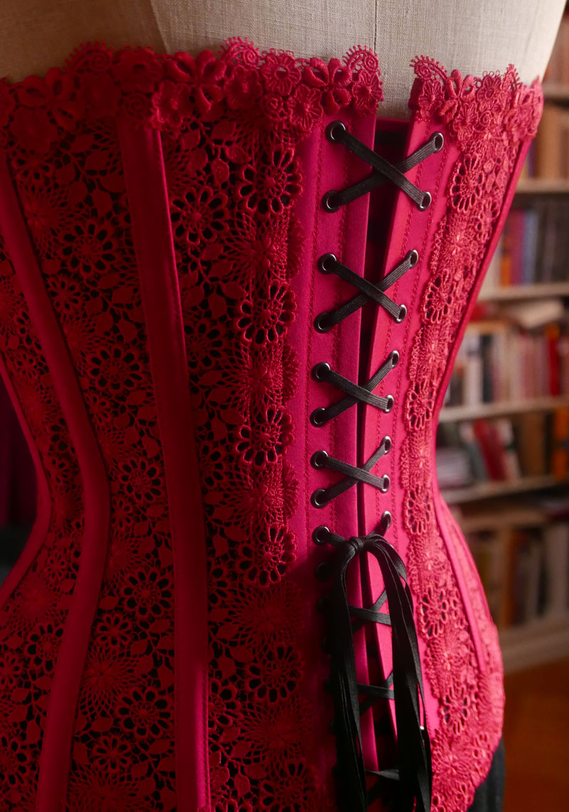 Korsett aus St.Galler-Spitze - Massanfertigung bei Beata Sievi Korsett Artist
