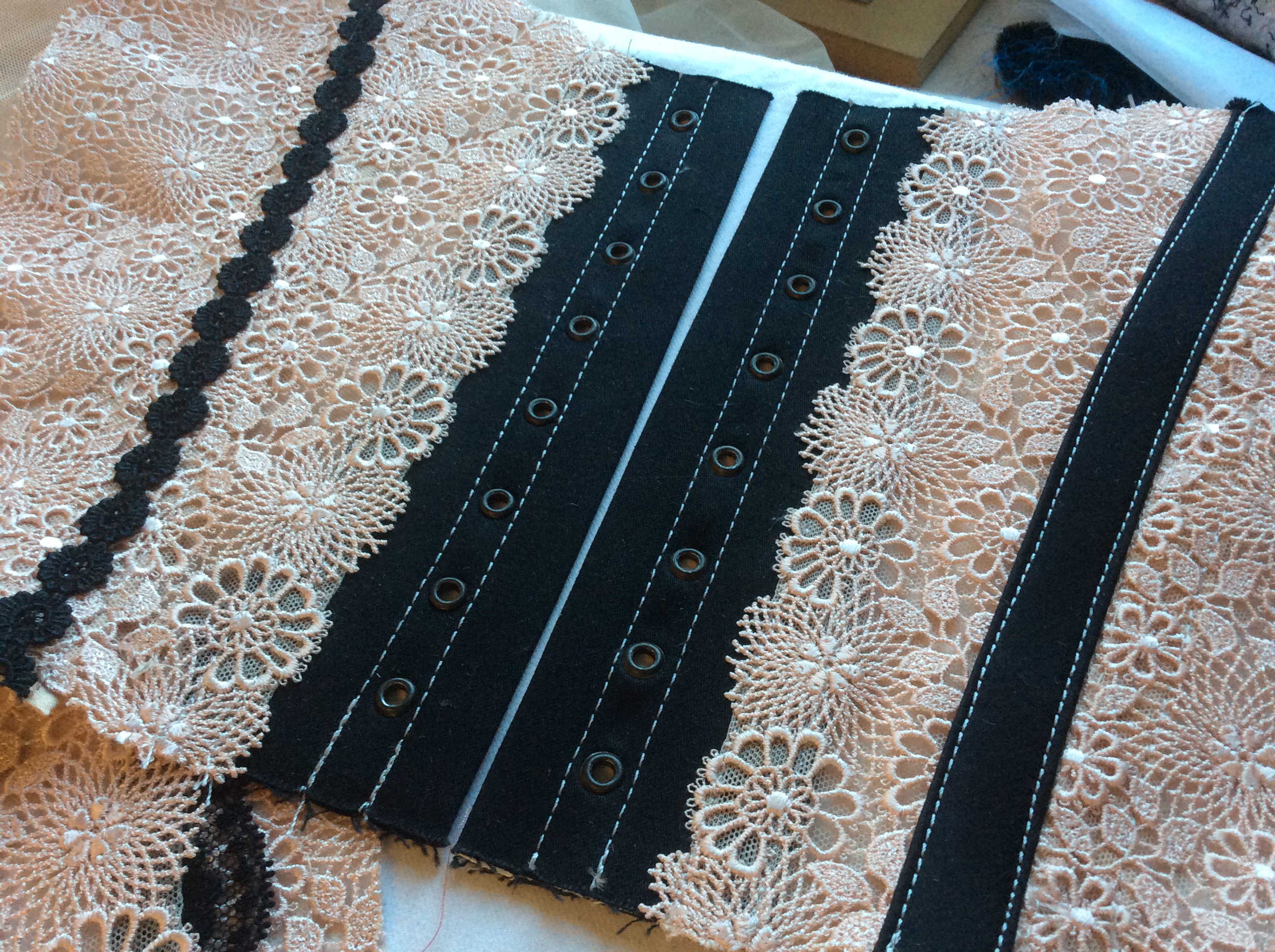 Spitzenbusier angefertigt im Kurs von Beata Sievi, Dezember 2018