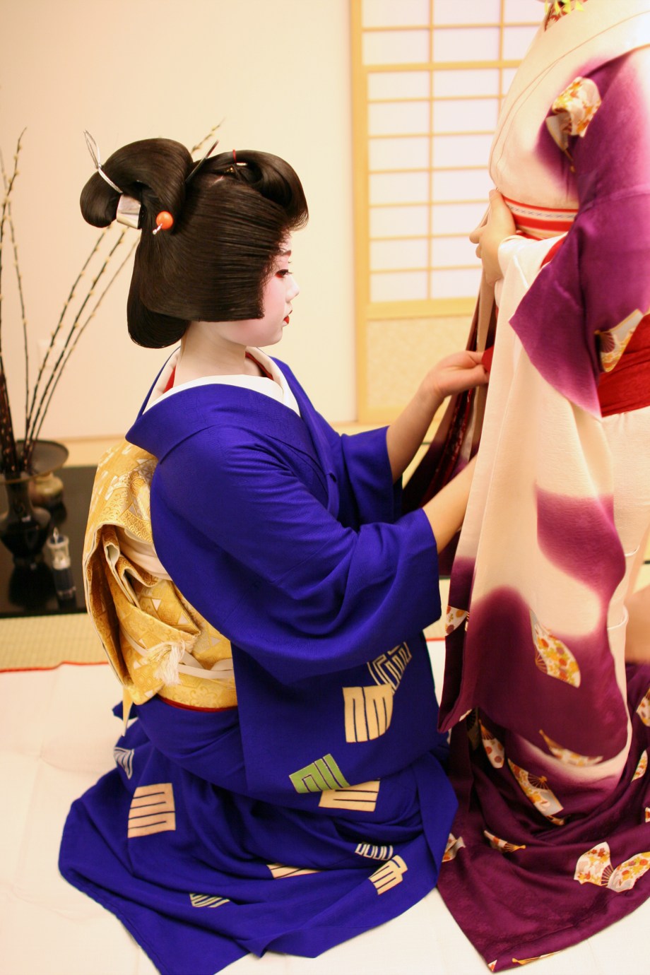 Geishas ziehen die Kimonos an, Bild: Liliane Eberle