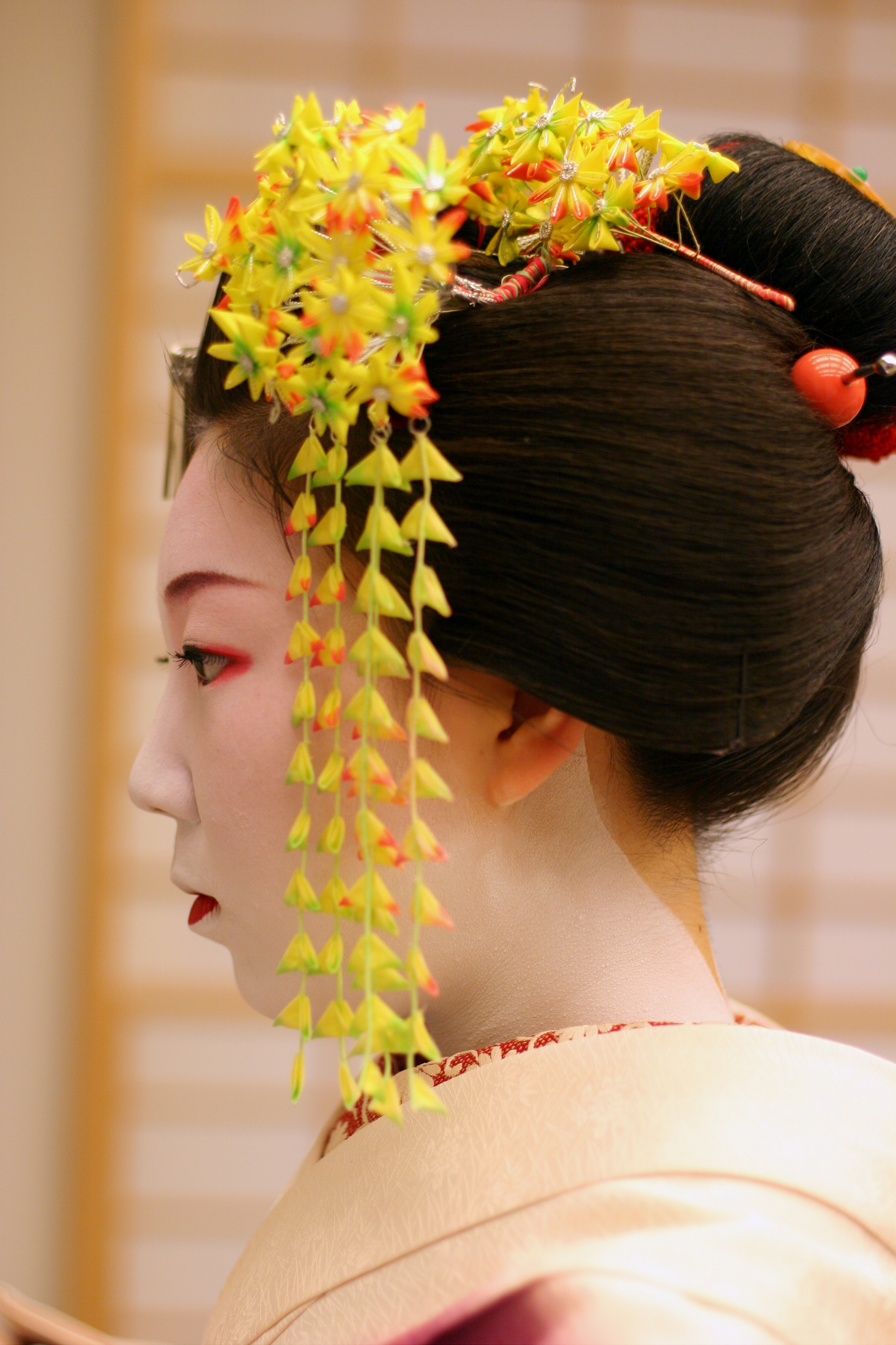 Geishas ziehen die Kimonos an, Bild: Liliane Eberle