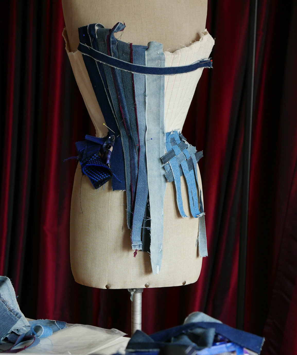 Arbeit an einem Upcycling Korsett während des Workshops